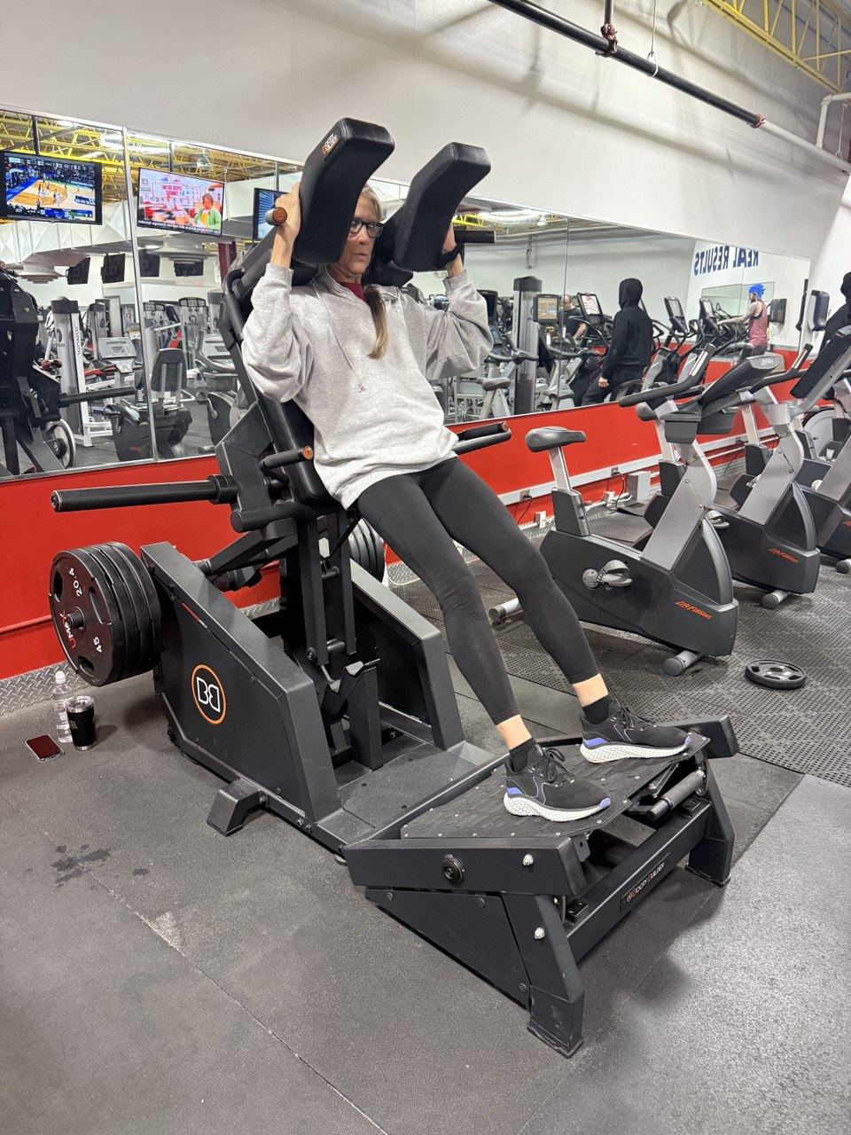 SFF member training on a plate-loaded machine